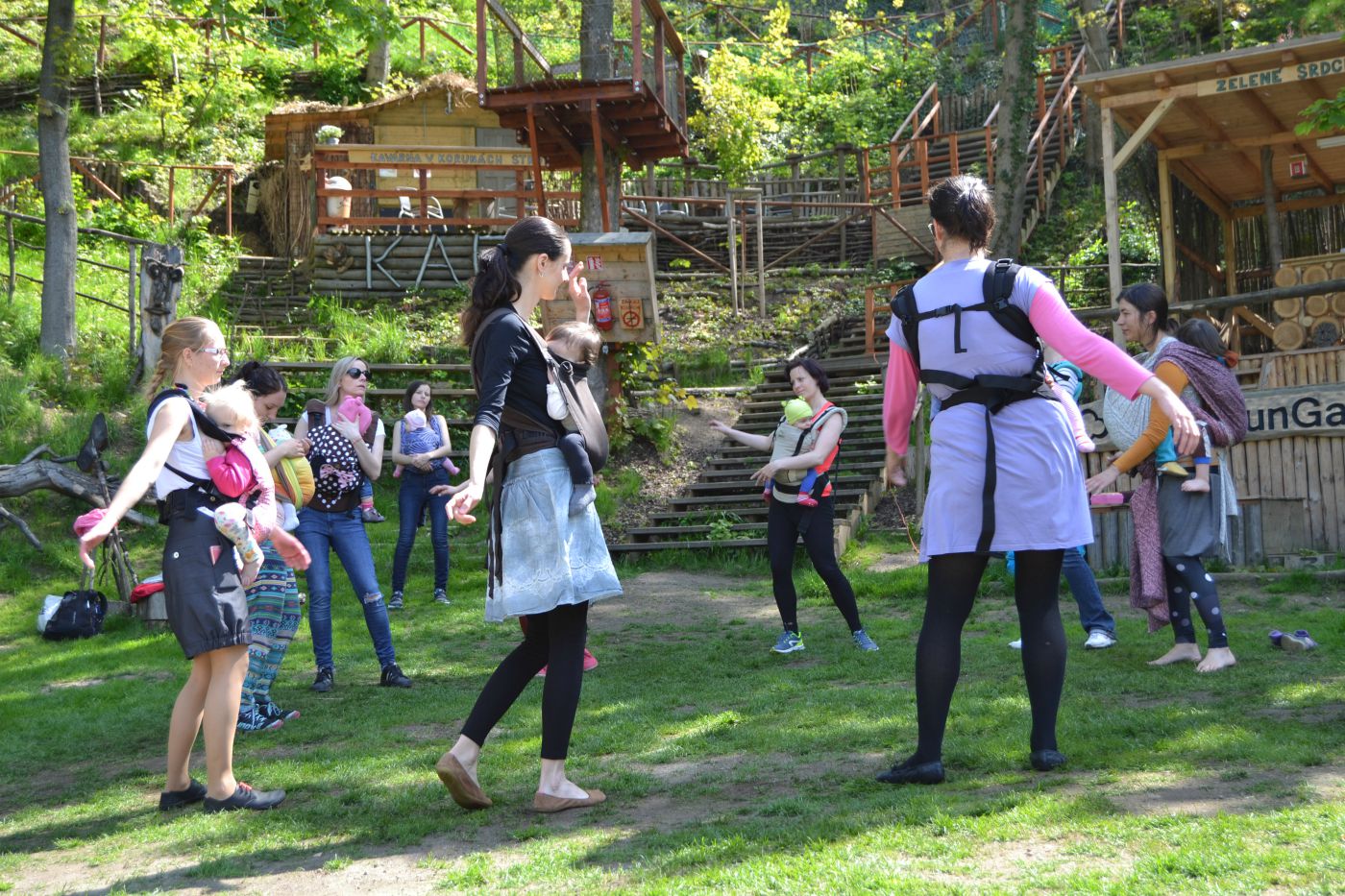 Tančení pro maminky s kojenci v šátku